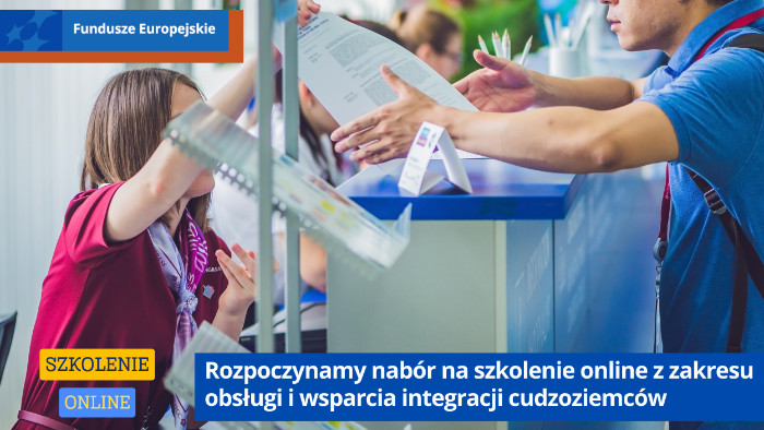 Kobieta podaje mężczyźnie formularz do wypełnienia przez okienko do obsługi petentów