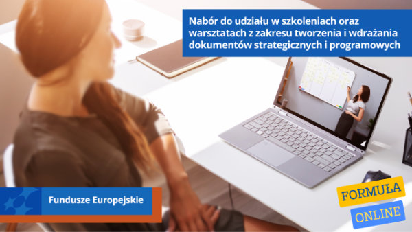 Kobieta siedzi przy biurku i ogląda prezentację na laptopie