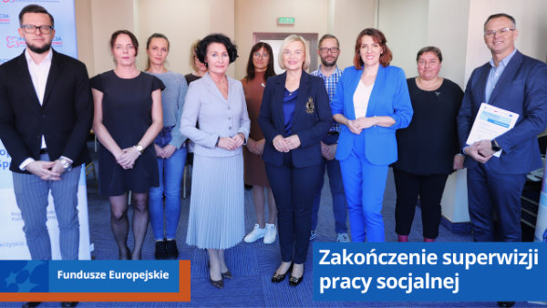 Marszałek Województwa Świętokrzyskiego Renata Janik, Dyrektor Regionalnego Ośrodka Pomocy Społecznej Elżbieta Korus, Zastępca Dyrektora Regionalnego Ośrodka Pomocy Społecznej Arkadiusz Ślipkowski i uczestnicy szkolenia