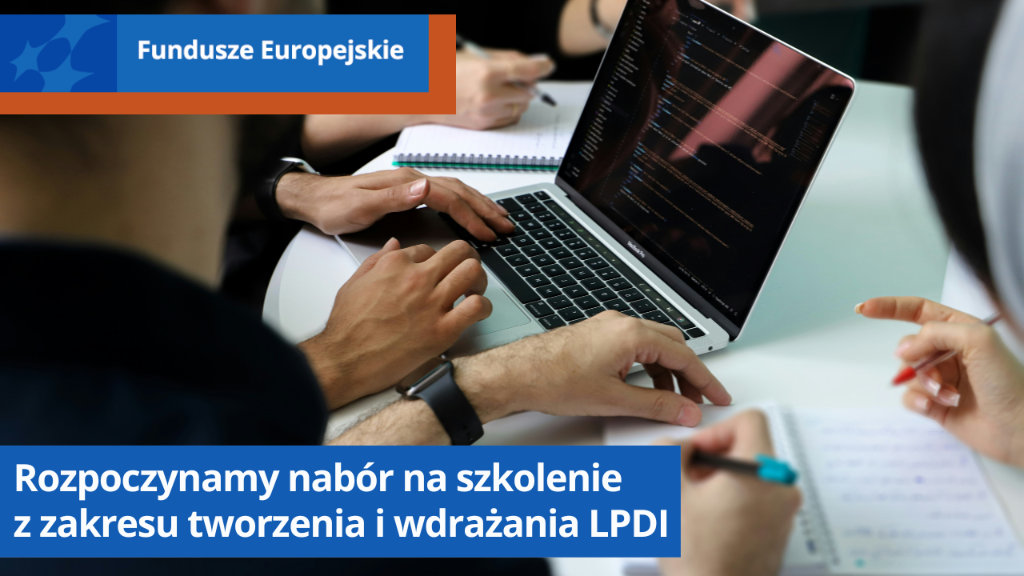 Latop i notesy na stoliku oraz dłonie kilku osób