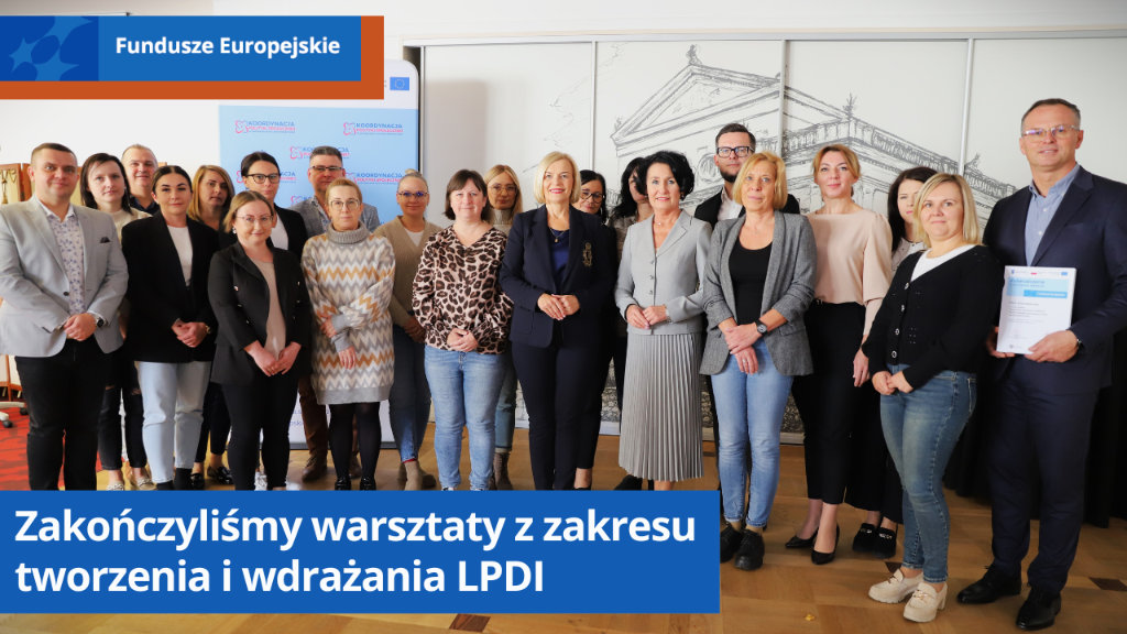 Marszałek Województwa Świętokrzyskiego Renata Janik, Dyrektor Regionalnego Ośrodka Pomocy Społecznej Elżbieta Korus, Zastępca Dyrektora Regionalnego Ośrodka Pomocy Społecznej Arkadiusz Ślipkowski i uczestnicy szkolenia