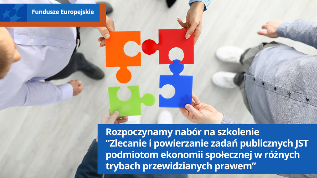 Widok z góry na 4 osoby. Każda trzyma w ręku fragmentu układanki