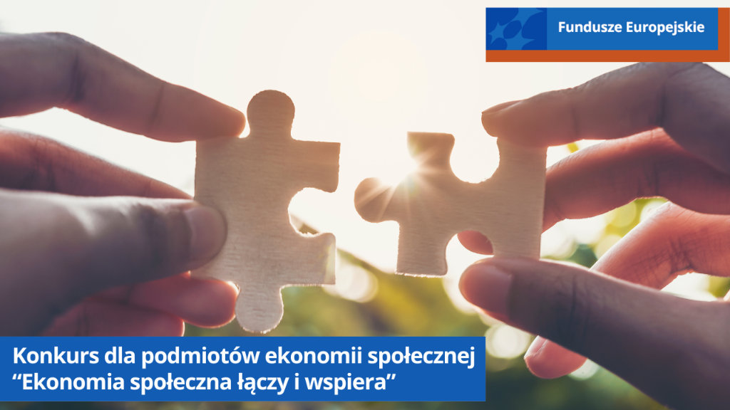 Para dłoni trzyma dwa puzzle