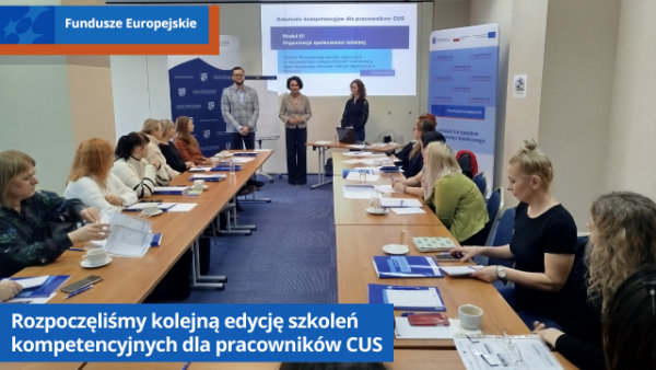 Uczestnicy szkolenia siedzą przy stołach. Przemawia Dyrektor Regionalnego Ośrodka Polityki Społecznej Elżbieta Korus