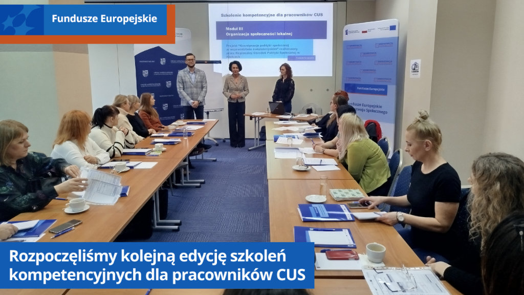 Uczestnicy szkolenia siedzą przy stołach. Przemawia Dyrektor Regionalnego Ośrodka Polityki Społecznej Elżbieta Korus
