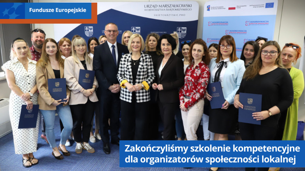 Marszałek Województwa Świętokrzyskiego Renata Janik, dyrektor Regionalnego Ośrodka Polityki Społecznej Elżbieta Korus i jej zastępca Arkadiusz Ślipikowski oraz uczestnicy szkolenia