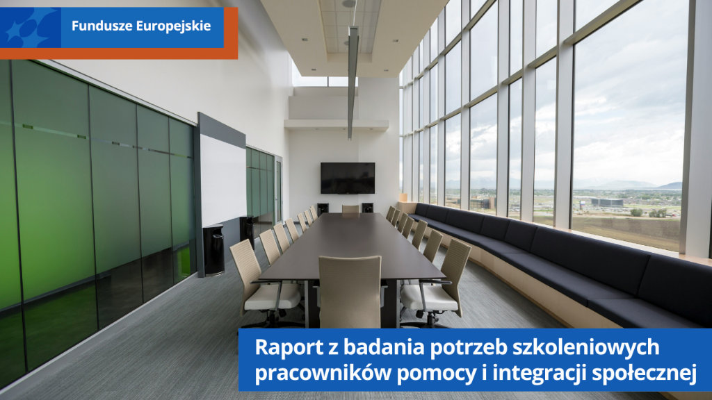 Sala konferencyjna. Na środku stół i krzesła, po lewej ściana z zawieszoną tablicą, po prawej duże okna