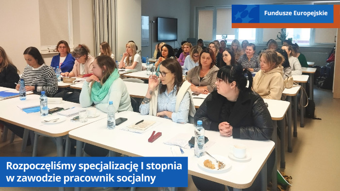 Uczestnicy szkolenia siedzą w ławkach