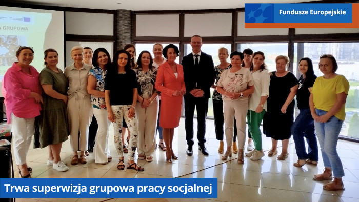 Dyrektor Regionalnego Ośrodka Polityki Społecznej Elżbieta Korus, jej zastępca Arkadiusz Ślipikowski oraz uczestnicy szkolenia
