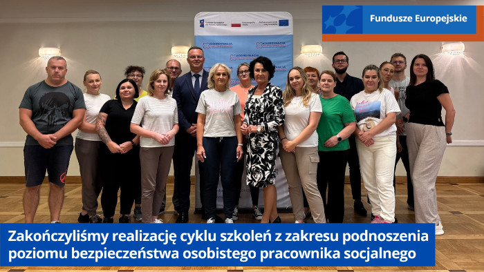 Uczestnicy szkolenie oraz dyrekcja Regionalnego Ośrodka Polityki Społecznej w Kielcach