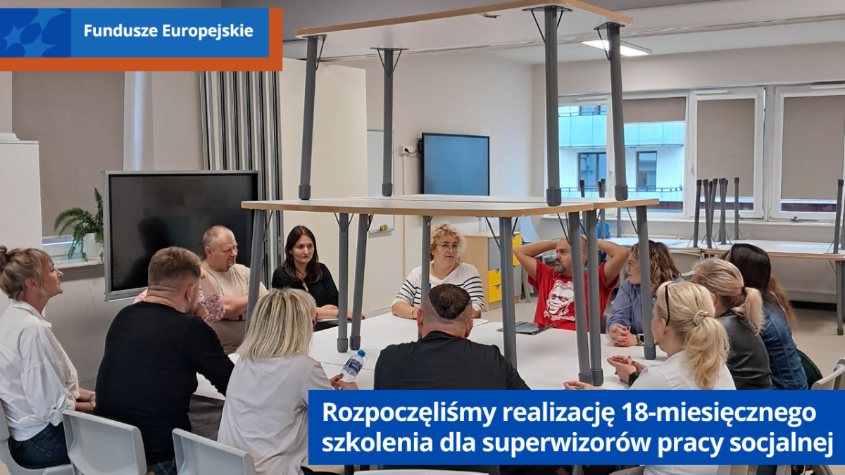 Uczestnicy szkolenia siedzą wokoł stołu
