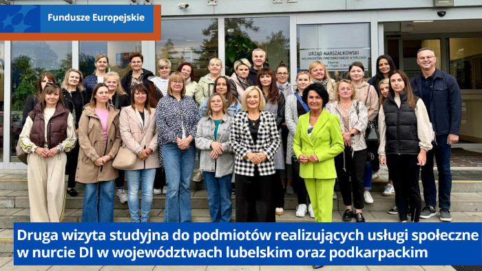 Uczestnicy szkolenia przed budynkiem Urzędu Marszałkowskiego Województwa Świętokrzyskiego