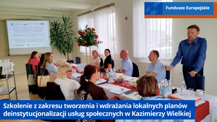 Uczestnicy szkolenia siedzą przy stole