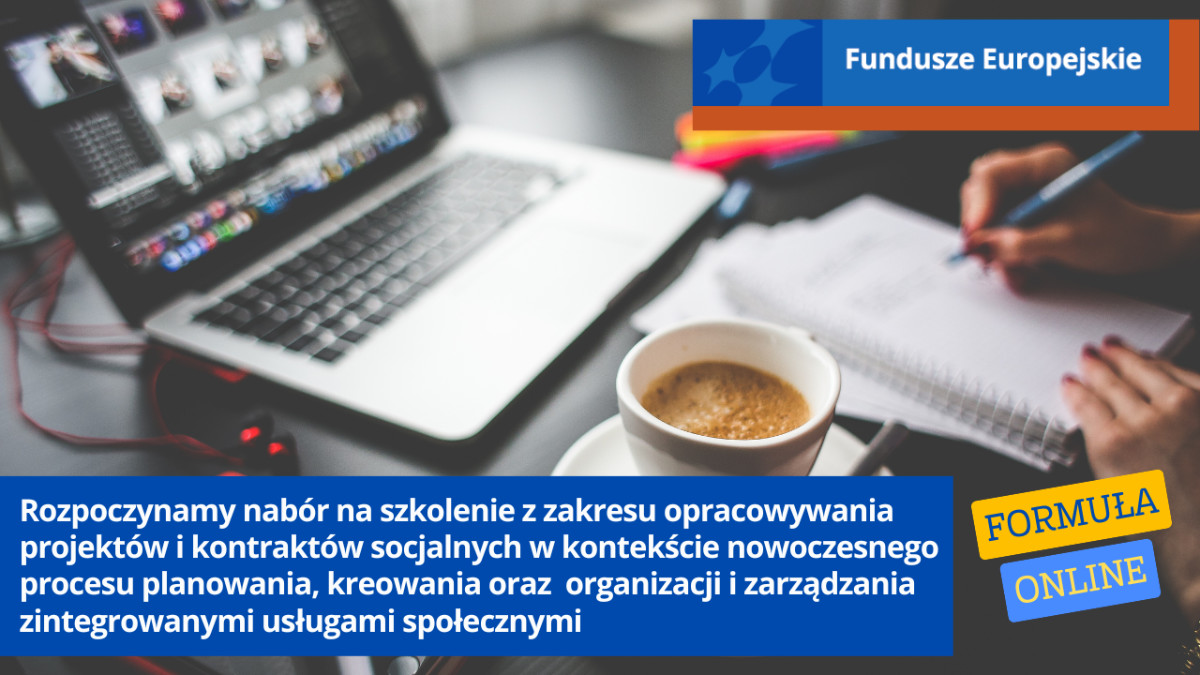Laptop, filiżanka z kawą i notes na biurku. Na laptopie prowadzone jest spotkanie online. Ktoś robi notatki ze spotkania.
