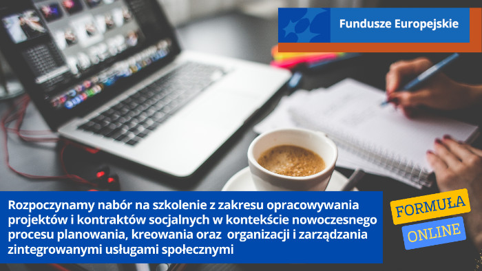 Laptop, filiżanka z kawą i notes na biurku. Na laptopie prowadzone jest spotkanie online. Ktoś robi notatki ze spotkania.