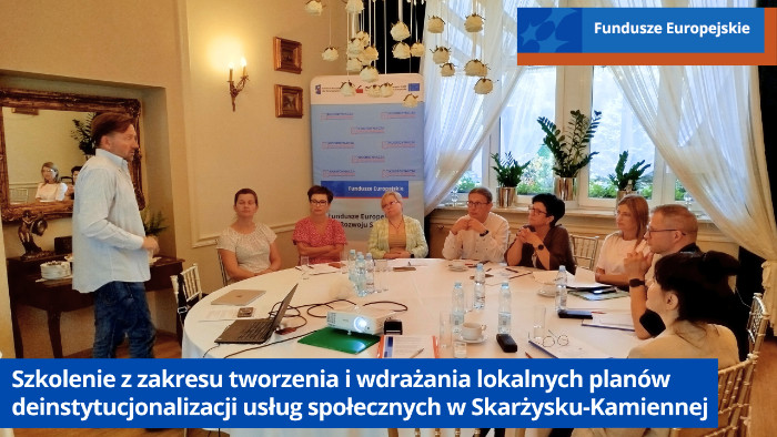 Uczestnicy szkolenia siedzą wokoł stołu