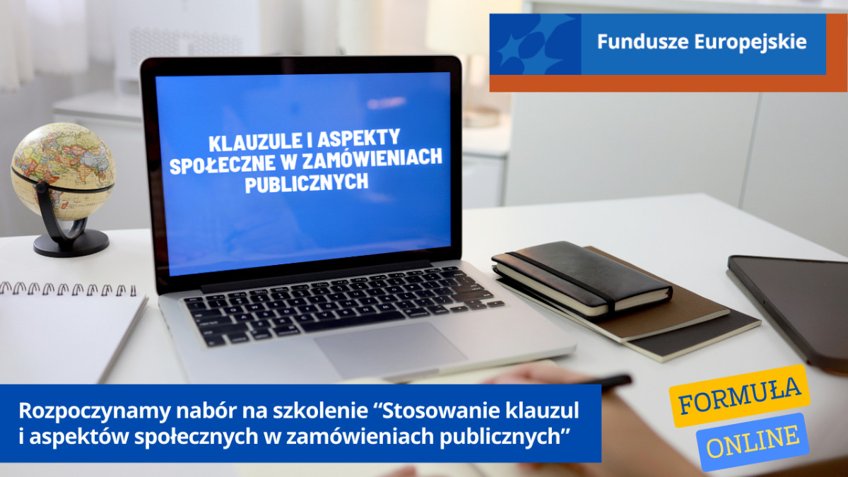 Laptop leży na biurku. Po lewej stronie stoi globus, po prawej stronie leżą notatniki