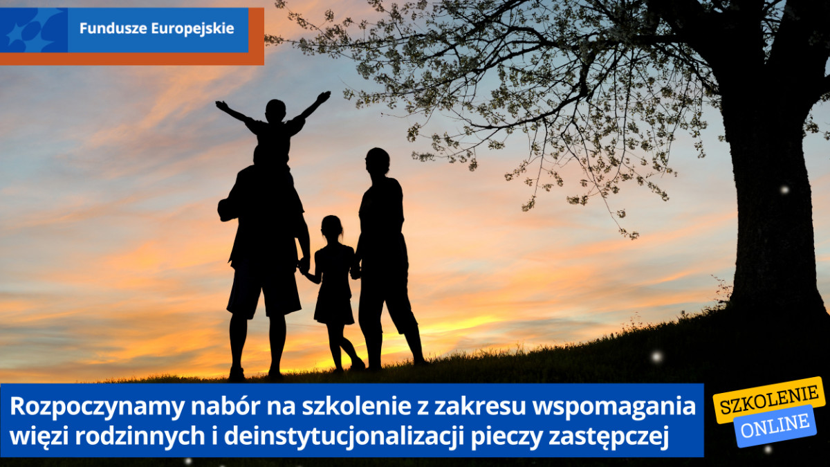 Rodzina stoi przy drzewie i podziwia zachód słońca