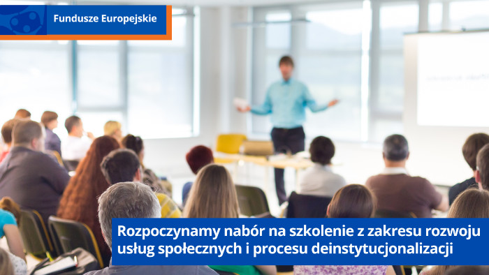 Ludzie siedzą na krzesłach w kierunku prowadzącego szkolenie