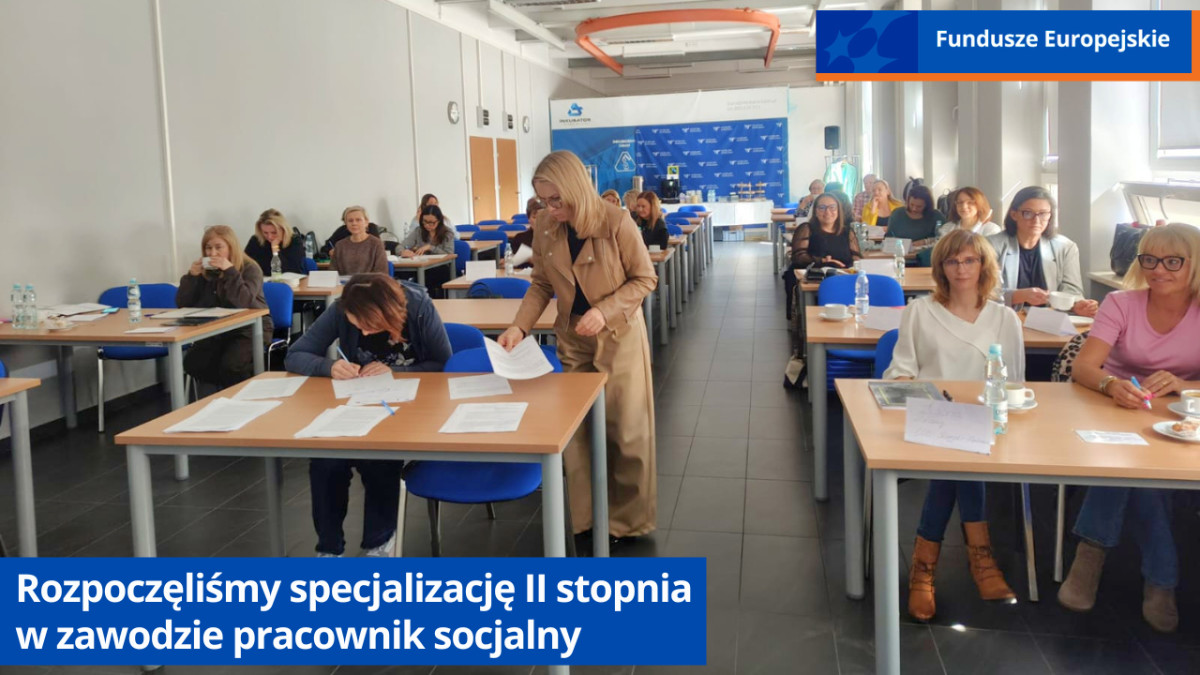 Uczestnicy specjalizacji II stopnia siedzą w ławkach