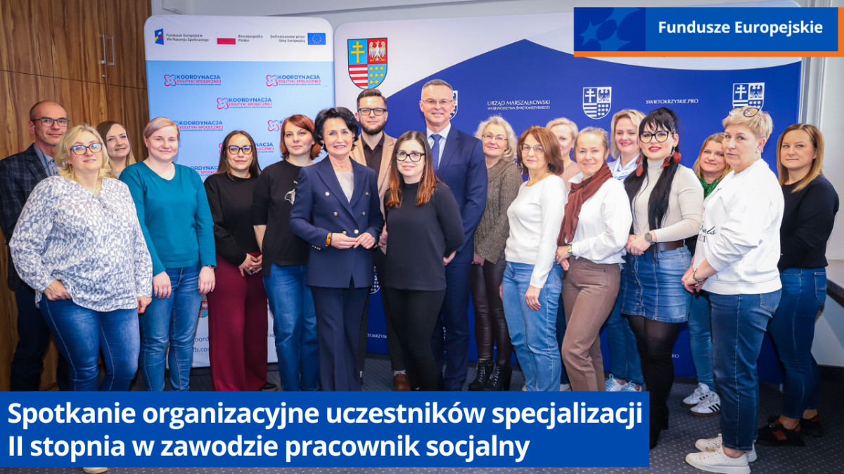 Elżbieta Korus – dyrektor Regionalnego Ośrodka Polityki Społecznej, jej zastępca Arkadiusz Ślipikowski, Rafał Szwed - koordynator projektu oraz uczestnicy specjalizacji