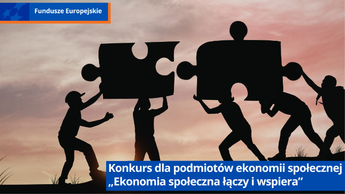 5 osób przenosi duże puzzle