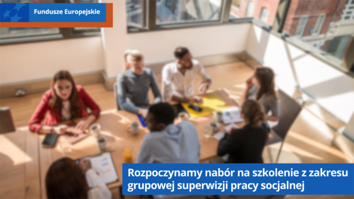Ludzie siedzą przy stole w pomieszczeniu biurowym