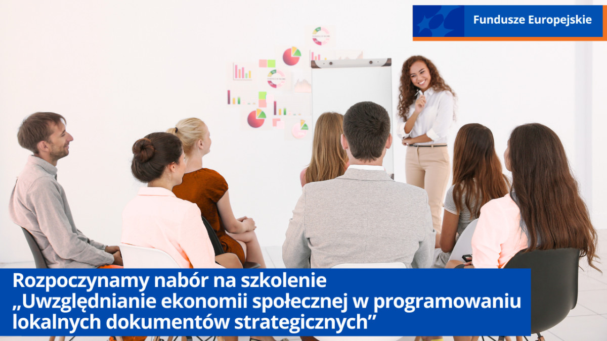 Grupa osób uczestniczy w szkoleniu prowadzonym przez kobietę stojącą przy flipcharcie