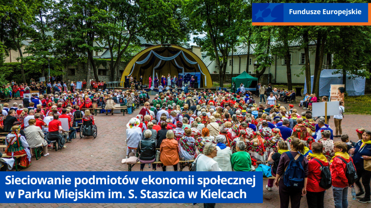 Uczestnicy spotkania siedzą w ławkach w Parku Miejskim w Kielcach