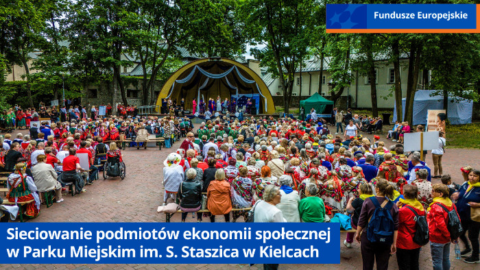Uczestnicy spotkania siedzą w ławkach w Parku Miejskim w Kielcach