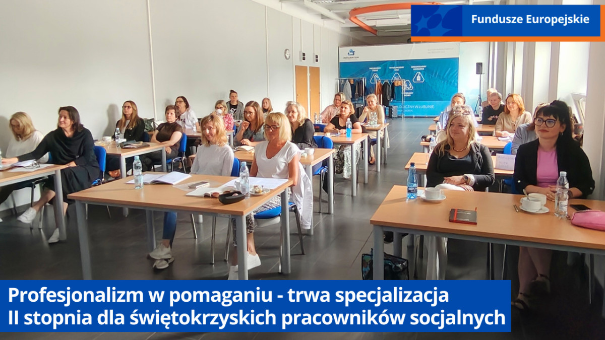 Uczestnicy szkolenia siedzą w ławkach