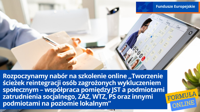 Osoba ogląda szkolenie online i tworzy odręczne notatki