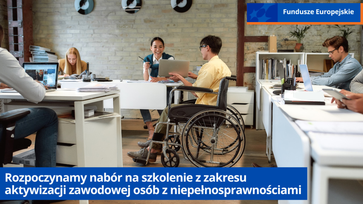 Grafika informująca o naborze na szkolenie z zakresu aktywizacji zawodowej osób z niepełnosprawnościami. W tle widać osoby pracujące przy biurkach w przestrzeni biurowej, w tym mężczyznę poruszającego się na wózku inwalidzkim.