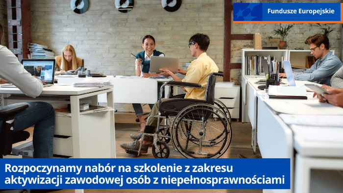 Grafika informująca o naborze na szkolenie z zakresu aktywizacji zawodowej osób z niepełnosprawnościami. W tle widać osoby pracujące przy biurkach w przestrzeni biurowej, w tym mężczyznę poruszającego się na wózku inwalidzkim.